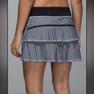 Lululemon Classic Geometric Zig Zag Grey Black Pleated Pace Setter Skirt 6 Tall